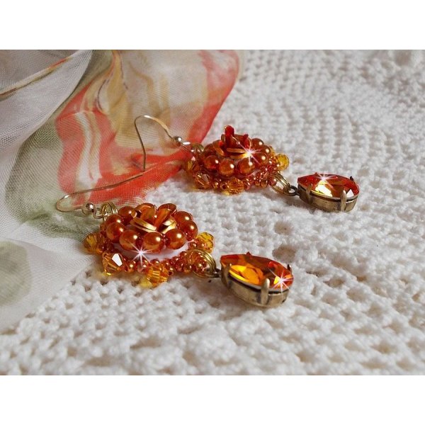 BO Lady in Orange geborduurd met Swarovski Tangerine kristallen, rocailles en bohemian glaskralen.