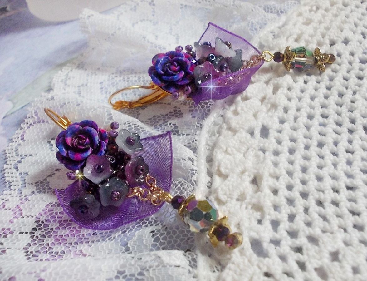 BO Lady Romantique geborduurd met klokbloemen, rozen cabochons, PureCrystal kristallen, vergulde ketting en organza lint.