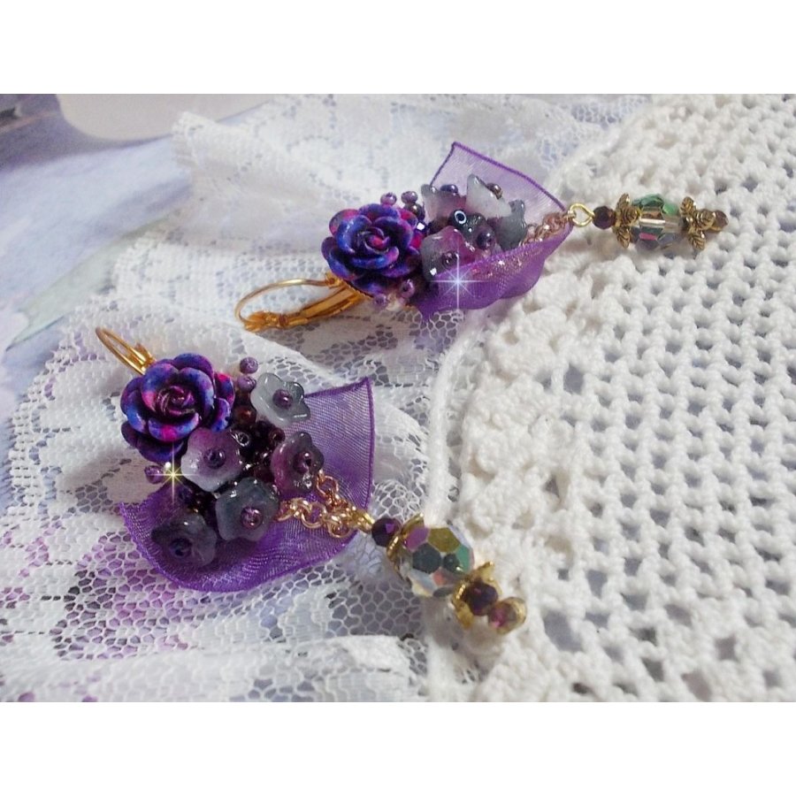 BO Lady Romantique geborduurd met klokbloemen, rozen cabochons, PureCrystal kristallen, vergulde ketting en organza lint.