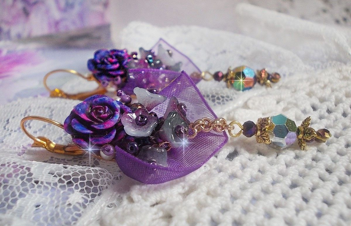BO Lady Romantique geborduurd met klokbloemen, rozen cabochons, PureCrystal kristallen, vergulde ketting en organza lint.