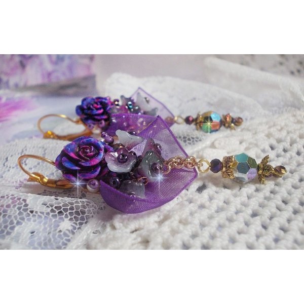 BO Lady Romantique geborduurd met klokbloemen, rozen cabochons, PureCrystal kristallen, vergulde ketting en organza lint.