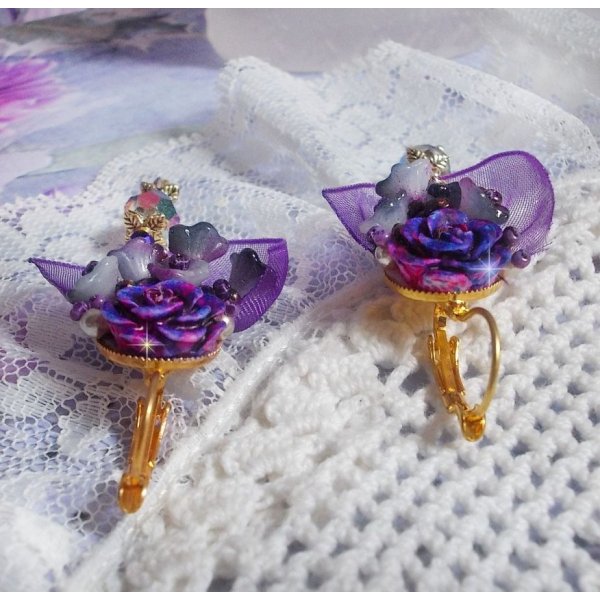 BO Lady Romantique geborduurd met klokbloemen, rozen cabochons, PureCrystal kristallen, vergulde ketting en organza lint.