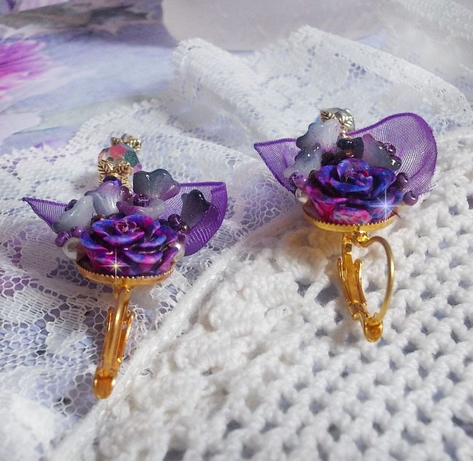 BO Lady Romantique geborduurd met klokbloemen, rozen cabochons, PureCrystal kristallen, vergulde ketting en organza lint.