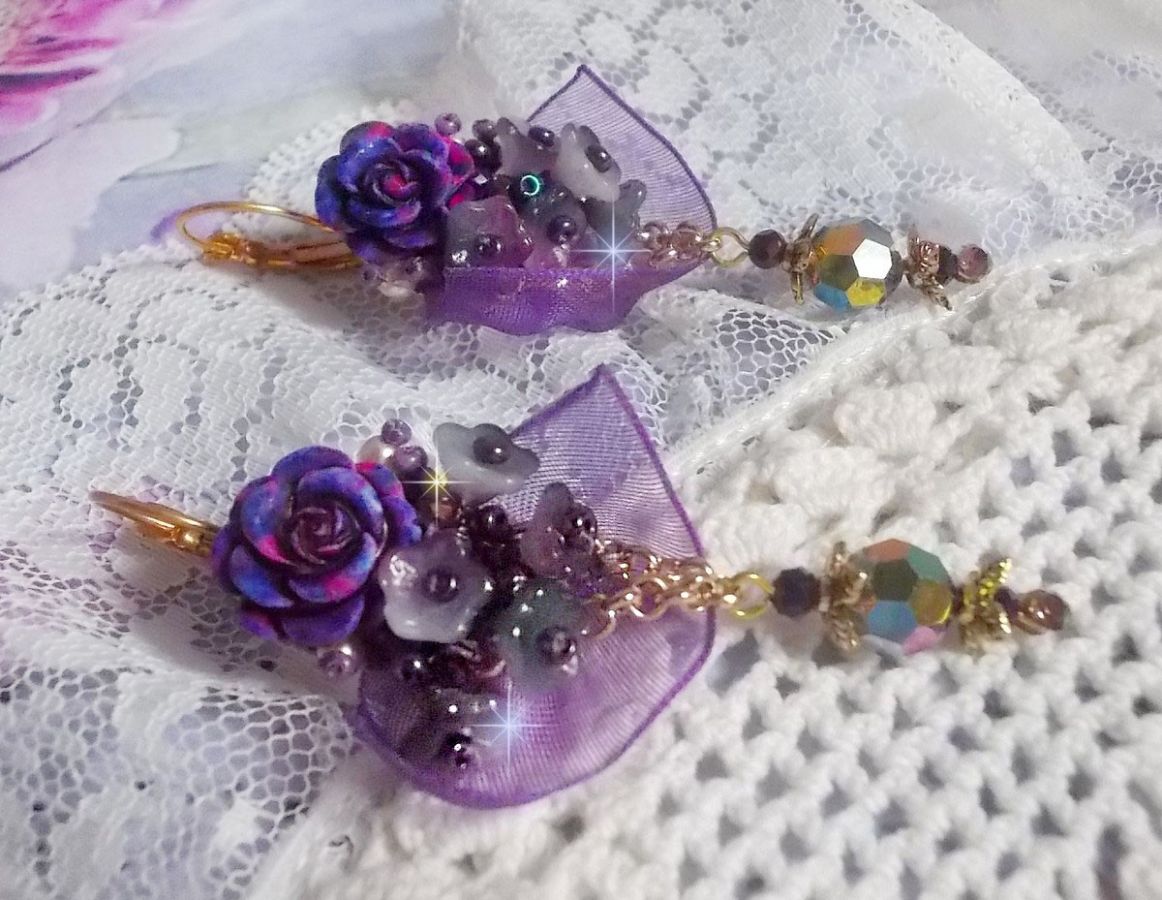 BO Lady Romantique geborduurd met klokbloemen, rozen cabochons, PureCrystal kristallen, vergulde ketting en organza lint.