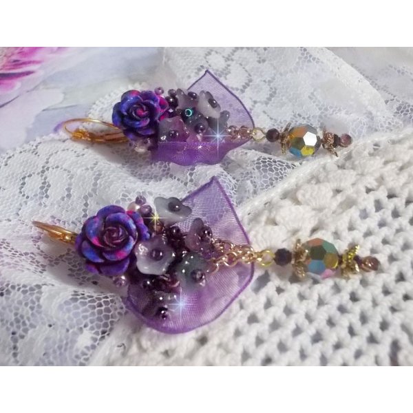 BO Lady Romantique geborduurd met klokbloemen, rozen cabochons, PureCrystal kristallen, vergulde ketting en organza lint.