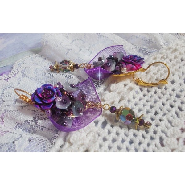 BO Lady Romantique geborduurd met klokbloemen, rozen cabochons, PureCrystal kristallen, vergulde ketting en organza lint.
