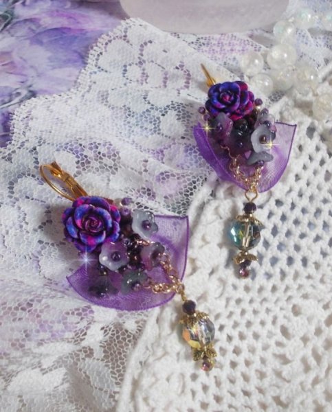 BO Lady Romantique geborduurd met klokbloemen, rozen cabochons, PureCrystal kristallen, vergulde ketting en organza lint.