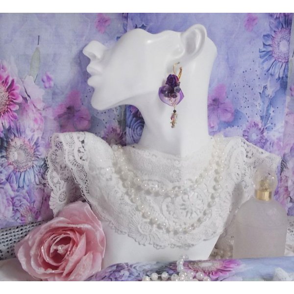 BO Lady Romantique geborduurd met klokbloemen, rozen cabochons, PureCrystal kristallen, vergulde ketting en organza lint.