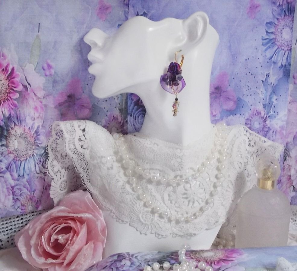 BO Lady Romantique geborduurd met klokbloemen, rozen cabochons, PureCrystal kristallen, vergulde ketting en organza lint.