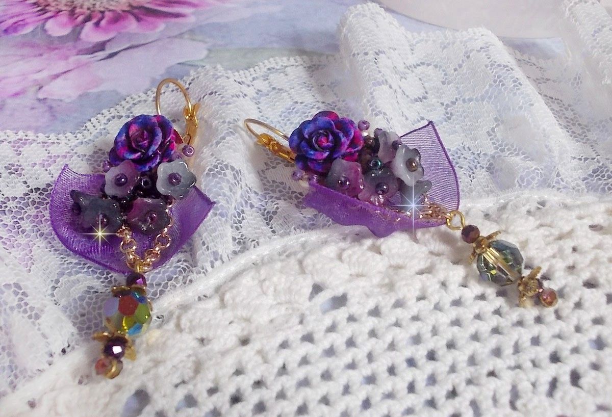 BO Lady Romantique geborduurd met klokbloemen, rozen cabochons, PureCrystal kristallen, vergulde ketting en organza lint.