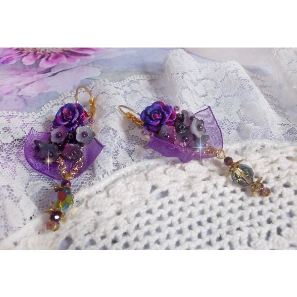 BO Lady Romantique geborduurd met klokbloemen, rozen cabochons, PureCrystal kristallen, vergulde ketting en organza lint.