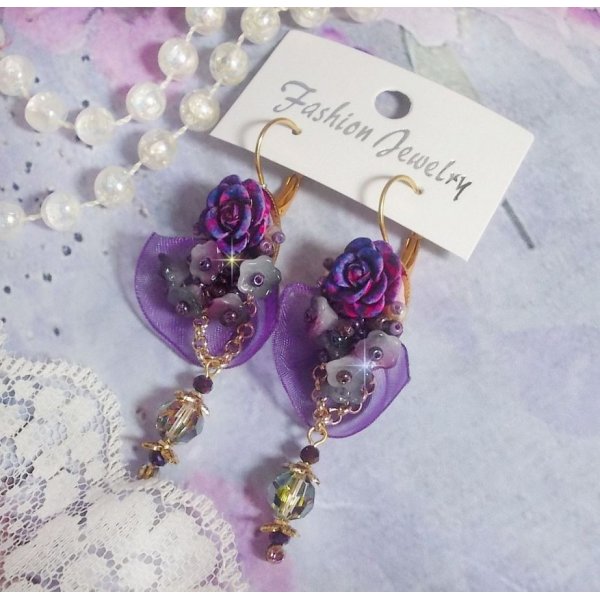 BO Lady Romantique geborduurd met klokbloemen, rozen cabochons, PureCrystal kristallen, vergulde ketting en organza lint.