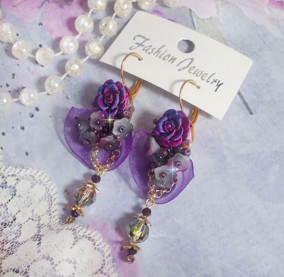 BO Lady Romantique geborduurd met klokbloemen, rozen cabochons, PureCrystal kristallen, vergulde ketting en organza lint.