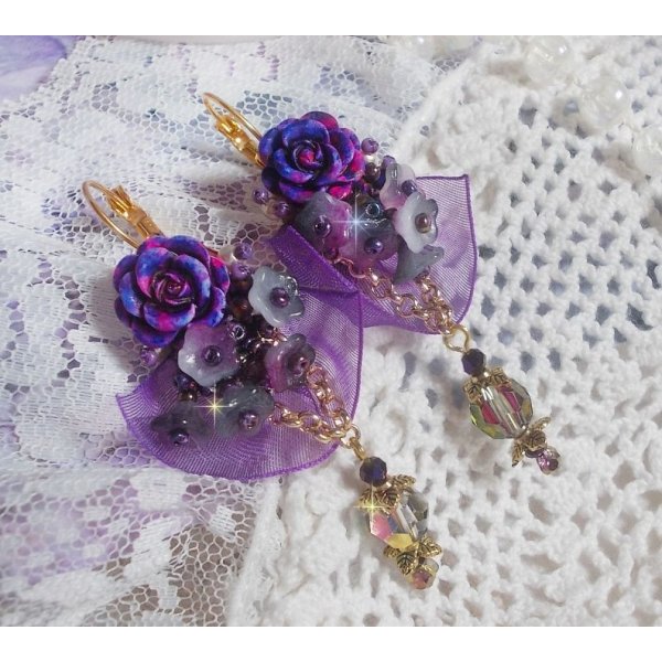 BO Lady Romantique geborduurd met klokbloemen, rozen cabochons, PureCrystal kristallen, vergulde ketting en organza lint.