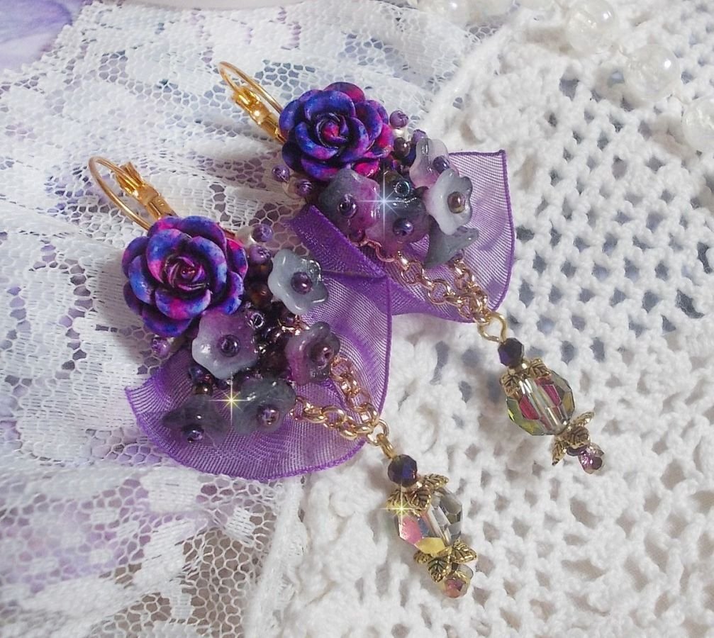 BO Lady Romantique geborduurd met klokbloemen, rozen cabochons, PureCrystal kristallen, vergulde ketting en organza lint.