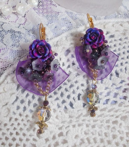 BO Lady Romantique geborduurd met klokbloemen, rozen cabochons, PureCrystal kristallen, vergulde ketting en organza lint.