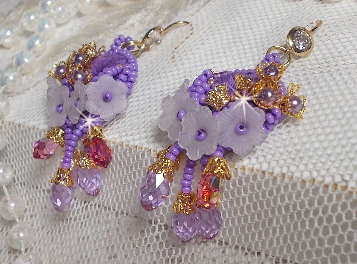 BO Laureline geborduurd met Swarovski kristallen, paars DMC katoen, Lucite bloemen en rocailles.