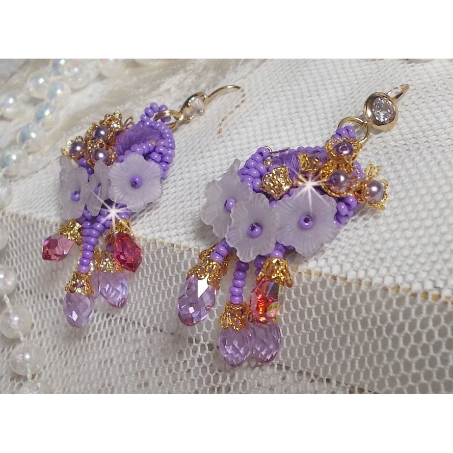 BO Laureline geborduurd met Swarovski kristallen, paars DMC katoen, Lucite bloemen en rocailles.