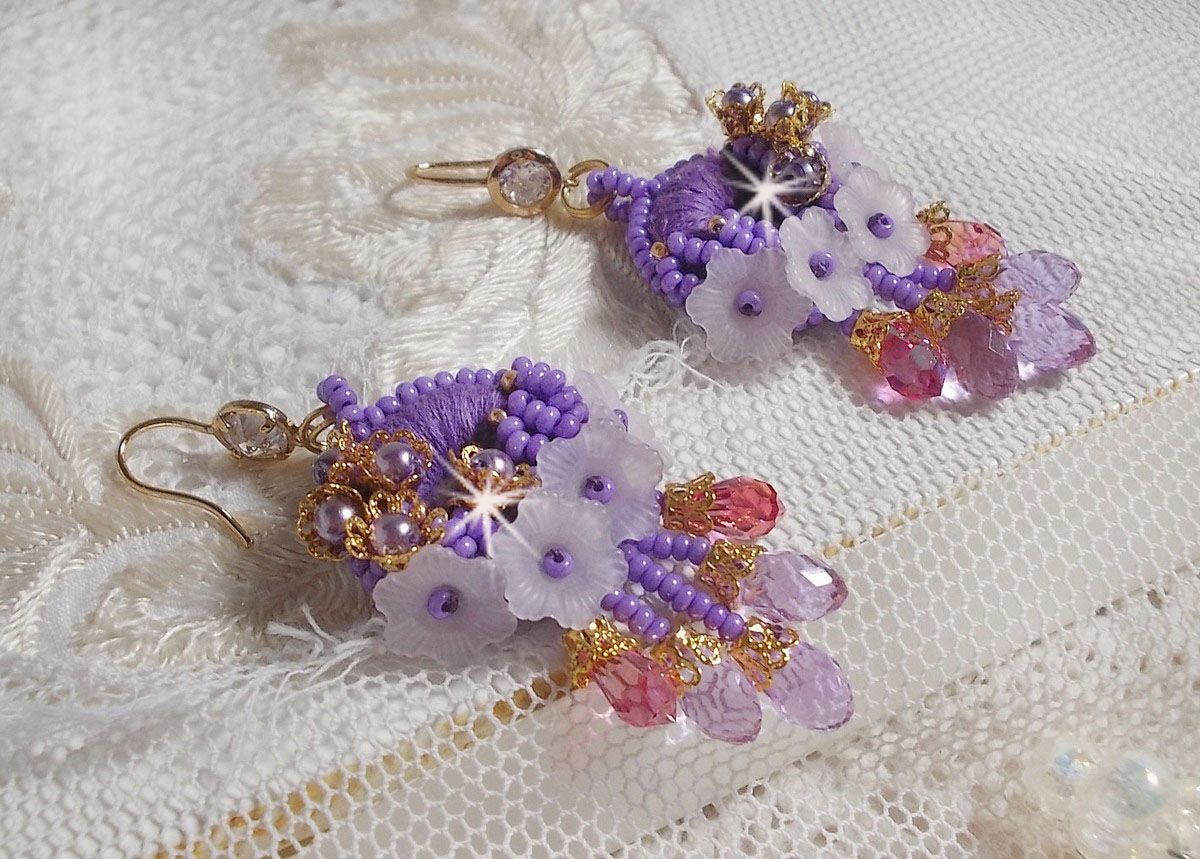 BO Laureline geborduurd met Swarovski kristallen, paars DMC katoen, Lucite bloemen en rocailles.
