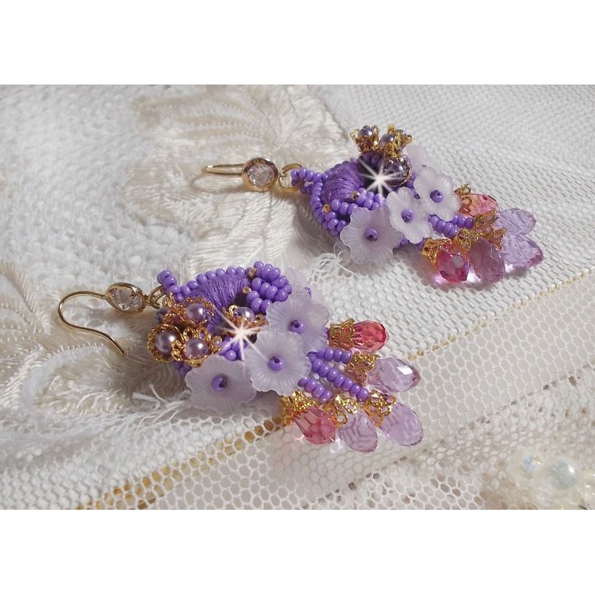 BO Laureline geborduurd met Swarovski kristallen, paars DMC katoen, Lucite bloemen en rocailles.