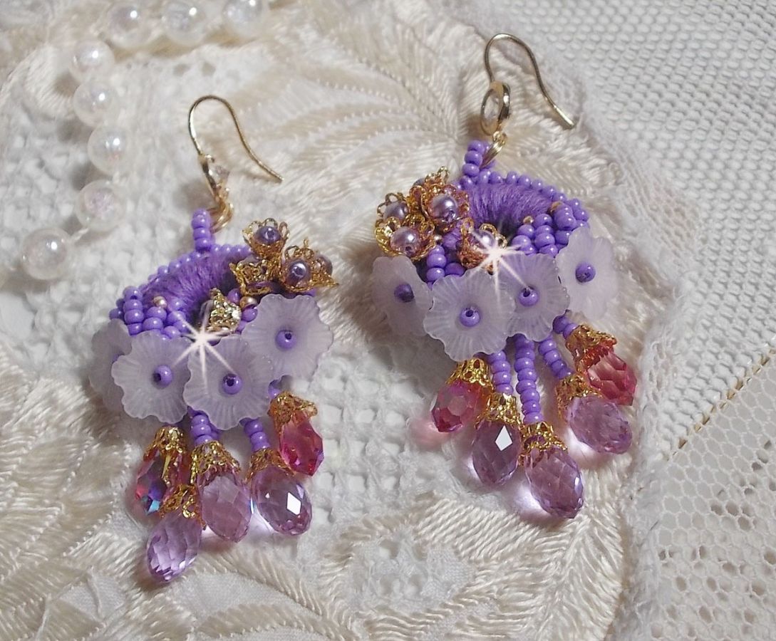 BO Laureline geborduurd met Swarovski kristallen, paars DMC katoen, Lucite bloemen en rocailles.