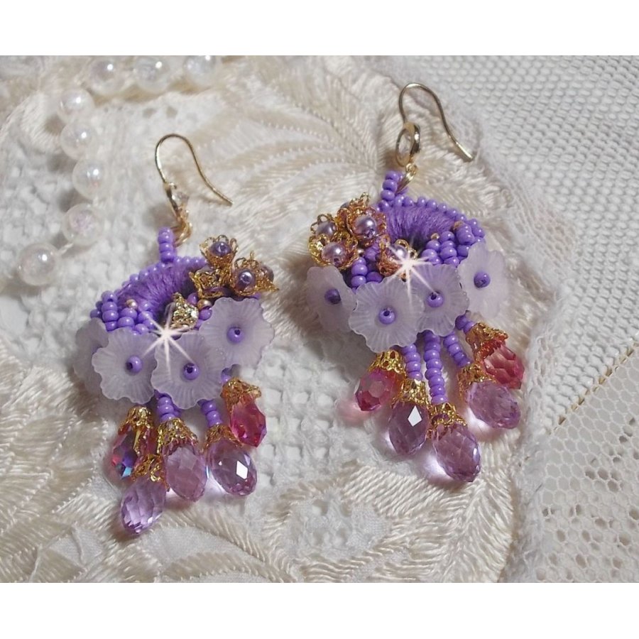 BO Laureline geborduurd met Swarovski kristallen, paars DMC katoen, Lucite bloemen en rocailles.