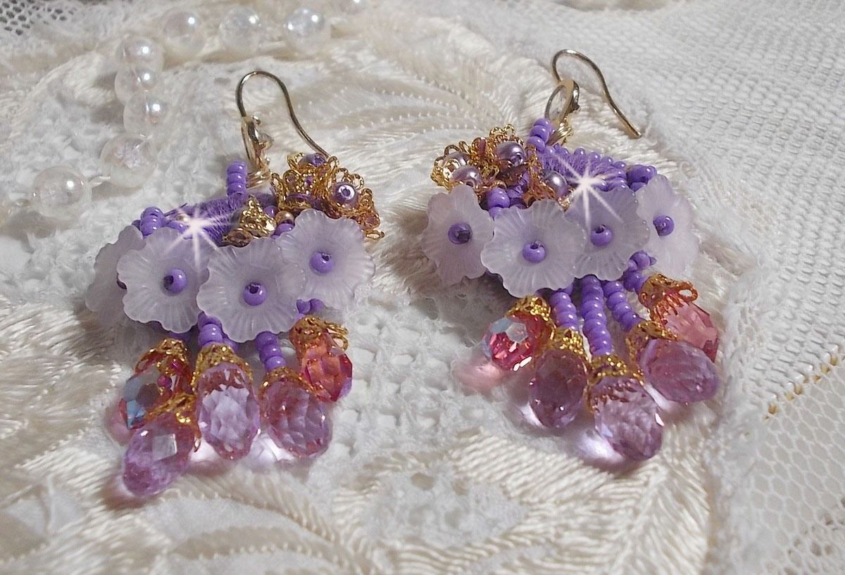 BO Laureline geborduurd met Swarovski kristallen, paars DMC katoen, Lucite bloemen en rocailles.