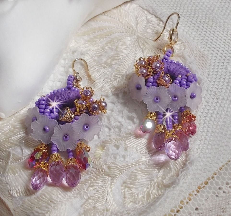 BO Laureline geborduurd met Swarovski kristallen, paars DMC katoen, Lucite bloemen en rocailles.