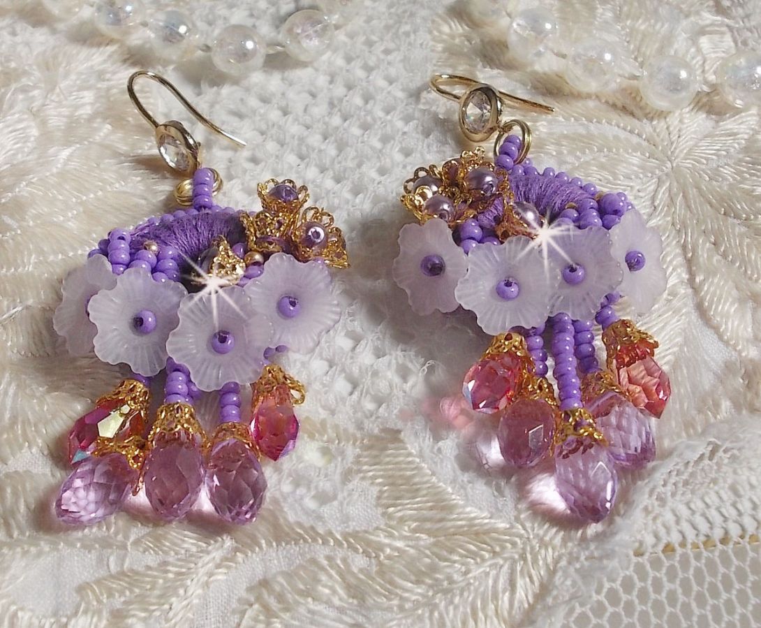 BO Laureline geborduurd met Swarovski kristallen, paars DMC katoen, Lucite bloemen en rocailles.