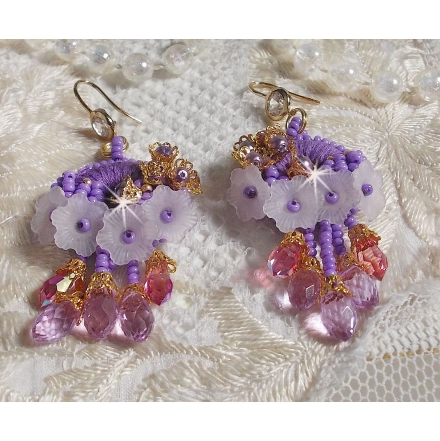 BO Laureline geborduurd met Swarovski kristallen, paars DMC katoen, Lucite bloemen en rocailles.