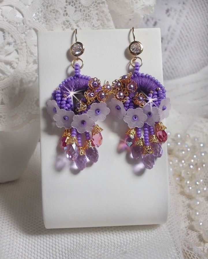 BO Laureline geborduurd met Swarovski kristallen, paars DMC katoen, Lucite bloemen en rocailles.