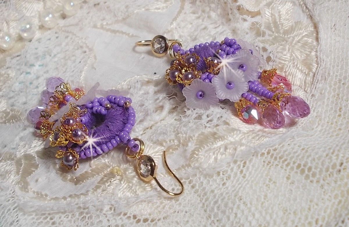 BO Laureline geborduurd met Swarovski kristallen, paars DMC katoen, Lucite bloemen en rocailles.