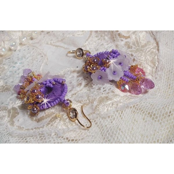 BO Laureline geborduurd met Swarovski kristallen, paars DMC katoen, Lucite bloemen en rocailles.