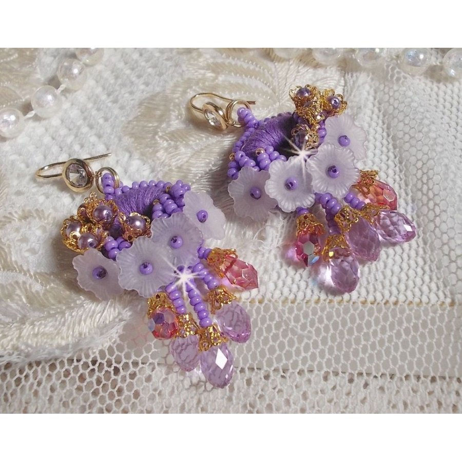 BO Laureline geborduurd met Swarovski kristallen, paars DMC katoen, Lucite bloemen en rocailles.