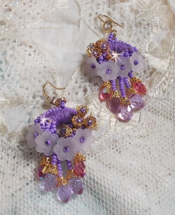 BO Laureline geborduurd met Swarovski kristallen, paars DMC katoen, Lucite bloemen en rocailles.