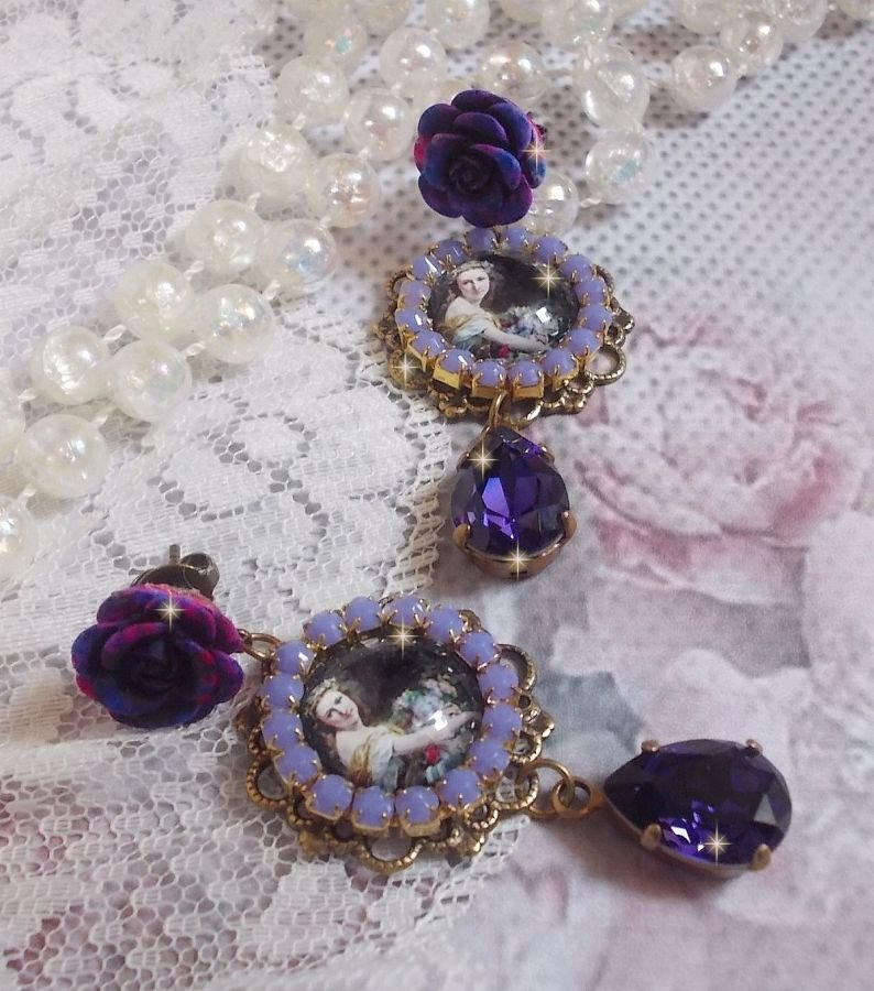 BO La Lavendière gemaakt met vergrootglas cabochons, PureCrystal kristallen, hars cabochons, vergulde en bronskleurige messing accessoires.