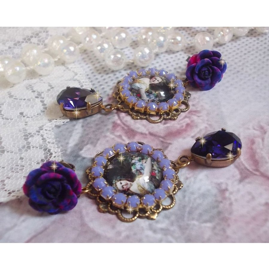 BO La Lavendière gemaakt met vergrootglas cabochons, PureCrystal kristallen, hars cabochons, vergulde en bronskleurige messing accessoires.
