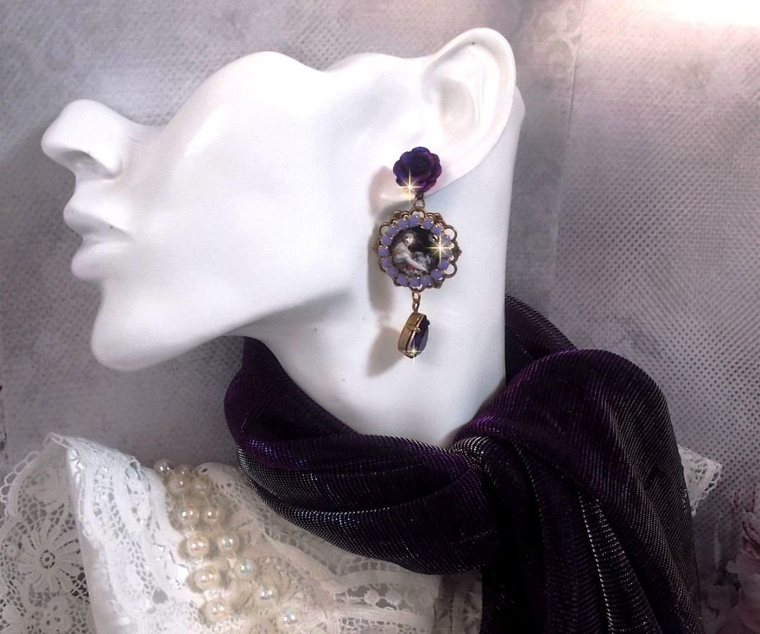 BO La Lavendière gemaakt met vergrootglas cabochons, PureCrystal kristallen, hars cabochons, vergulde en bronskleurige messing accessoires.