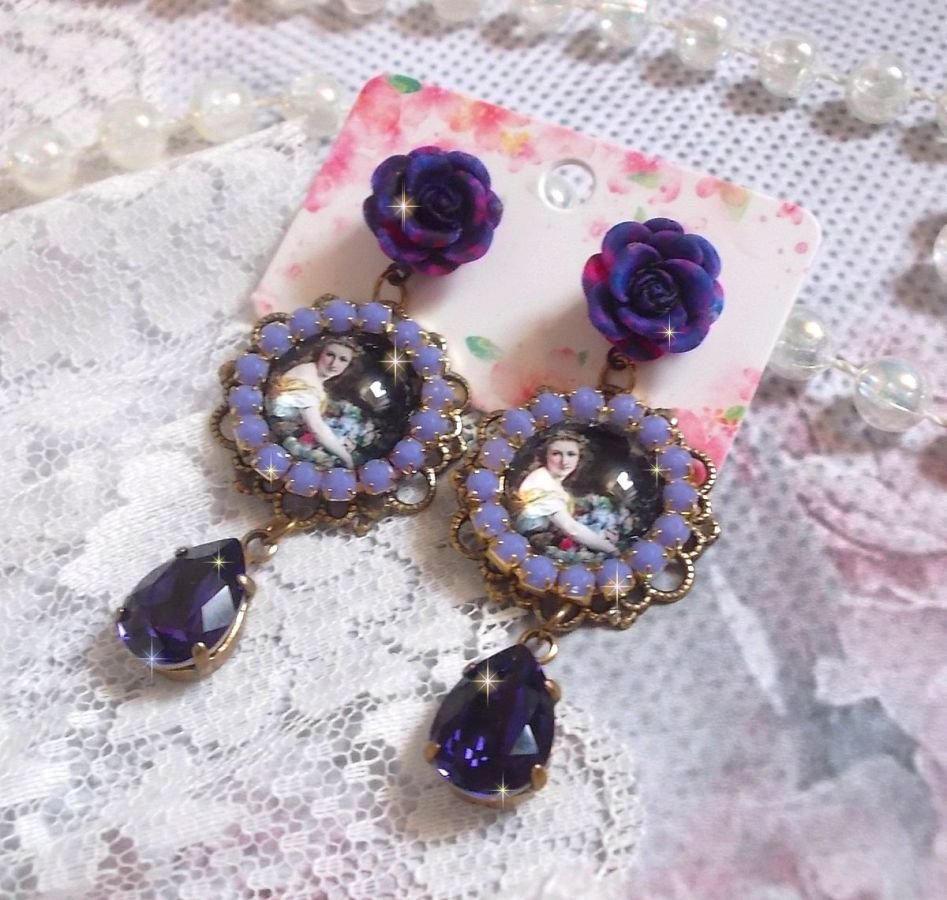 BO La Lavendière gemaakt met vergrootglas cabochons, PureCrystal kristallen, hars cabochons, vergulde en bronskleurige messing accessoires.