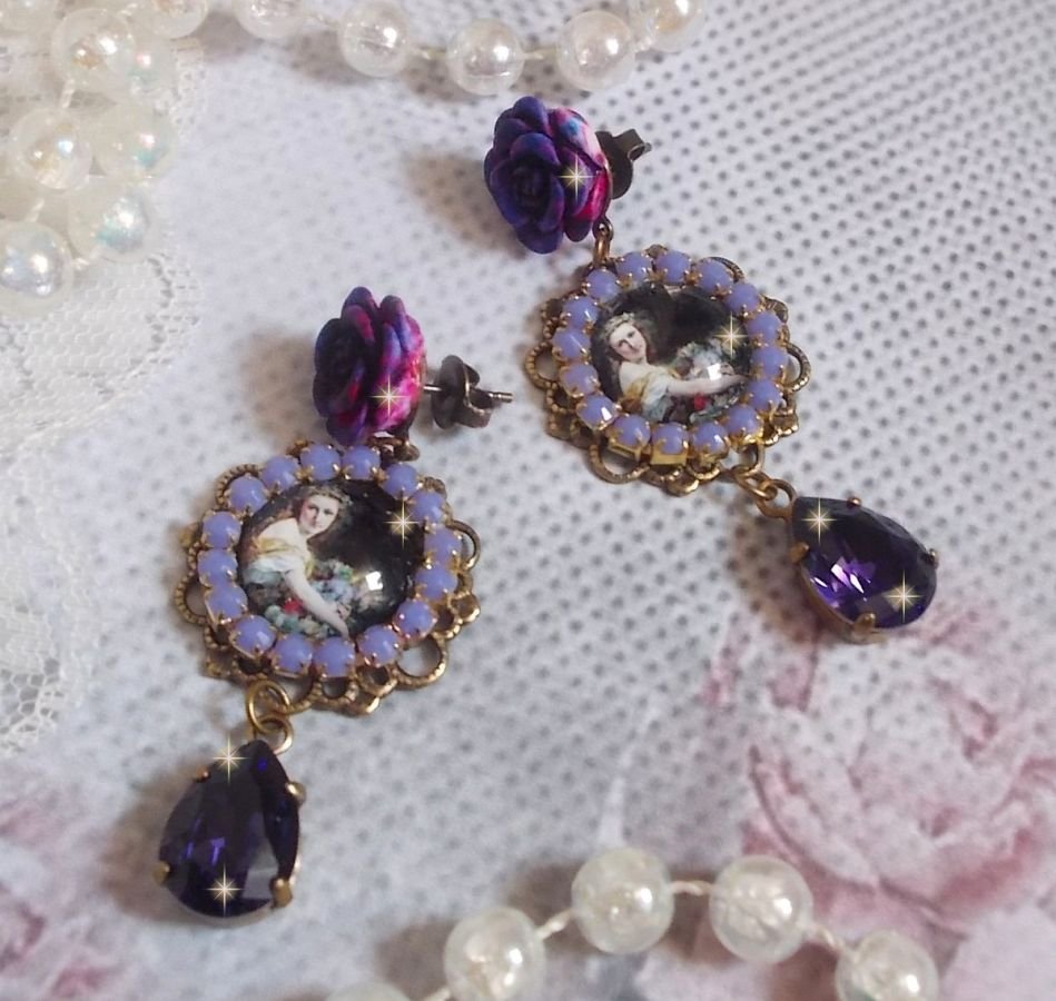 BO La Lavendière gemaakt met vergrootglas cabochons, PureCrystal kristallen, hars cabochons, vergulde en bronskleurige messing accessoires.