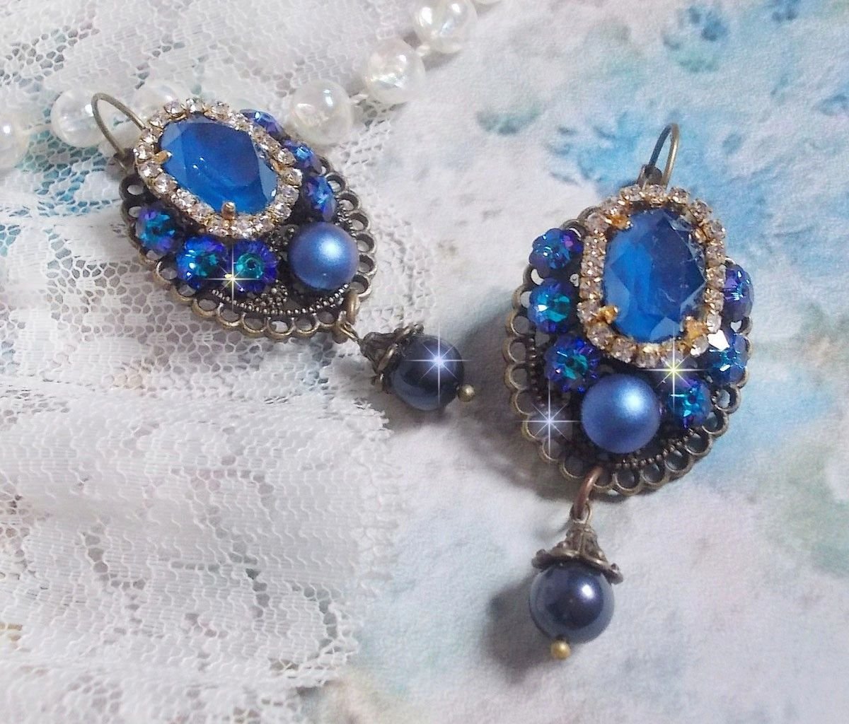 BO Leila gemaakt met Royal Blue Swarovski Crystal cabochons, ronde parel kralen, strass ketting, kristallen bloemen en diverse accessoires. 