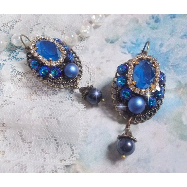 BO Leila gemaakt met Royal Blue Swarovski Crystal cabochons, ronde parel kralen, strass ketting, kristallen bloemen en diverse accessoires. 