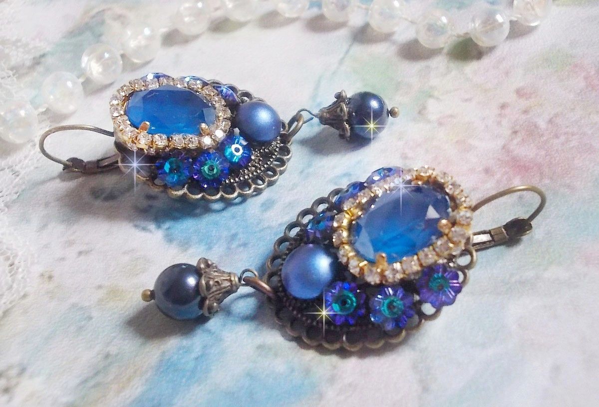 BO Leila gemaakt met Royal Blue Swarovski Crystal cabochons, ronde parel kralen, strass ketting, kristallen bloemen en diverse accessoires. 