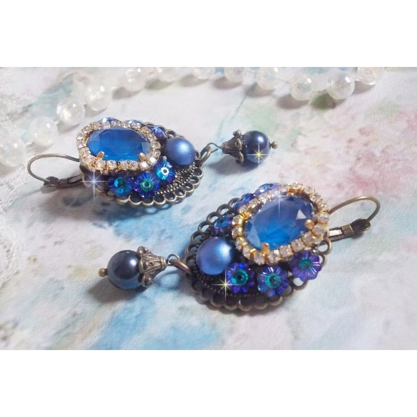 BO Leila gemaakt met Royal Blue Swarovski Crystal cabochons, ronde parel kralen, strass ketting, kristallen bloemen en diverse accessoires. 