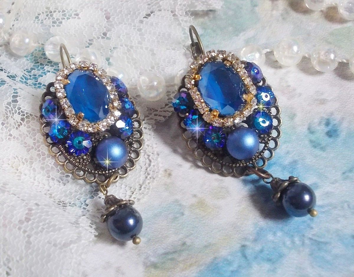 BO Leila gemaakt met Royal Blue Swarovski Crystal cabochons, ronde parel kralen, strass ketting, kristallen bloemen en diverse accessoires. 