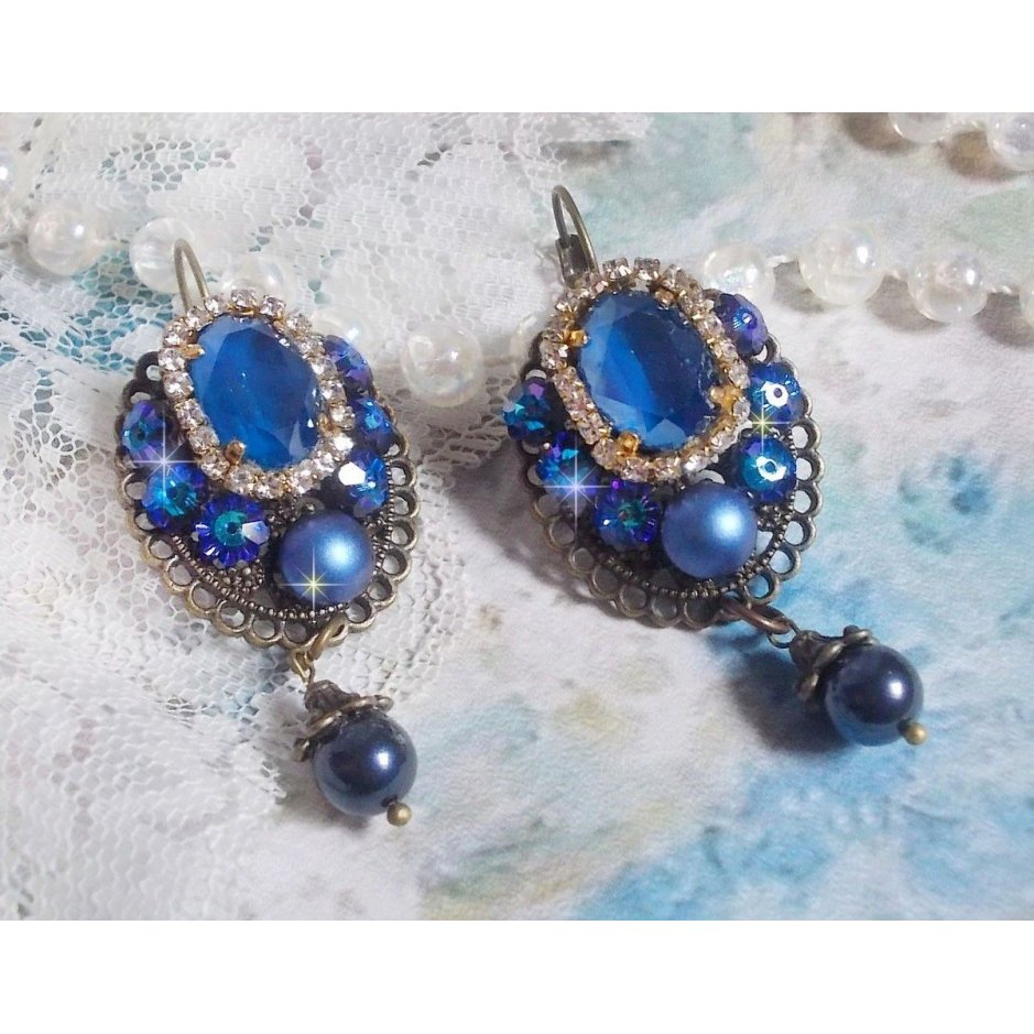 BO Leila gemaakt met Royal Blue Swarovski Crystal cabochons, ronde parel kralen, strass ketting, kristallen bloemen en diverse accessoires. 