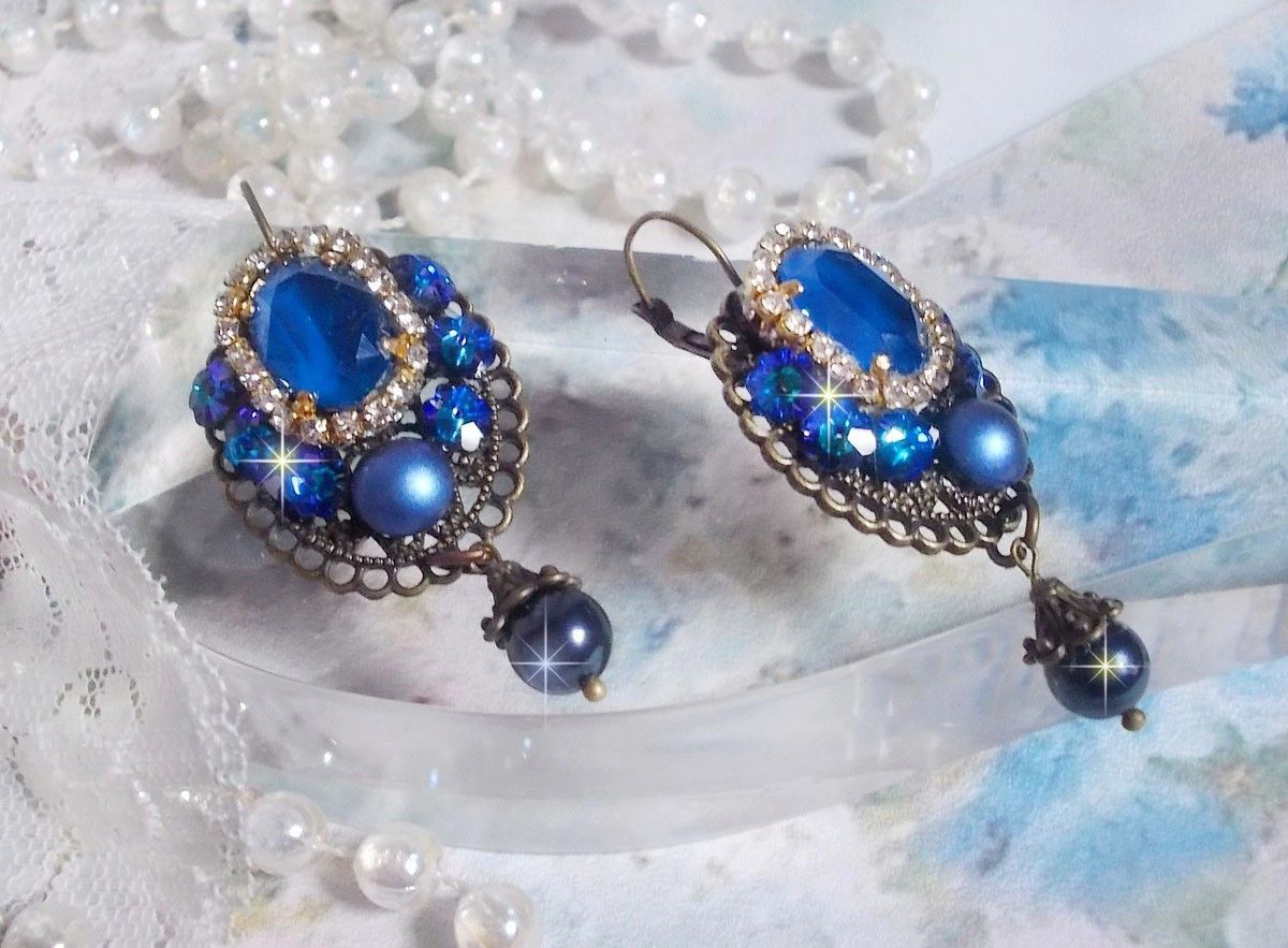 BO Leila gemaakt met Royal Blue Swarovski Crystal cabochons, ronde parel kralen, strass ketting, kristallen bloemen en diverse accessoires. 