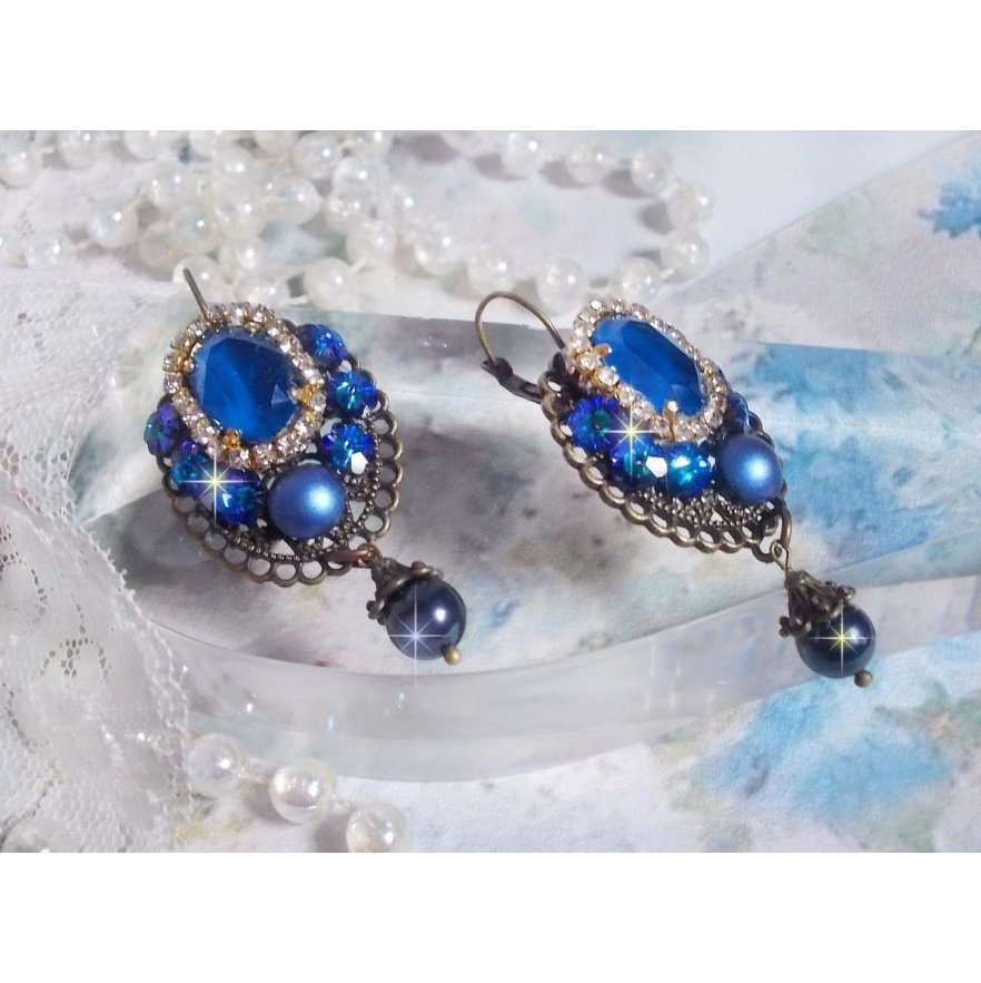 BO Leila gemaakt met Royal Blue Swarovski Crystal cabochons, ronde parel kralen, strass ketting, kristallen bloemen en diverse accessoires. 