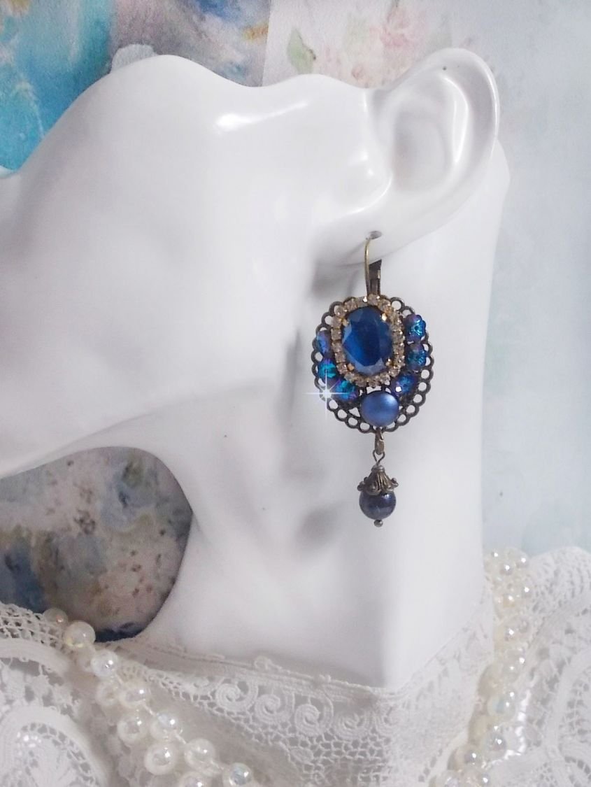BO Leila gemaakt met Royal Blue Swarovski Crystal cabochons, ronde parel kralen, strass ketting, kristallen bloemen en diverse accessoires. 