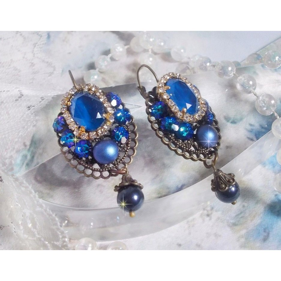 BO Leila gemaakt met Royal Blue Swarovski Crystal cabochons, ronde parel kralen, strass ketting, kristallen bloemen en diverse accessoires. 